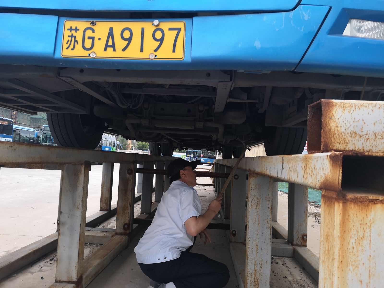 公交集團(tuán)公交事業(yè)一部做好夏季車輛 “體檢”消除安全隱患